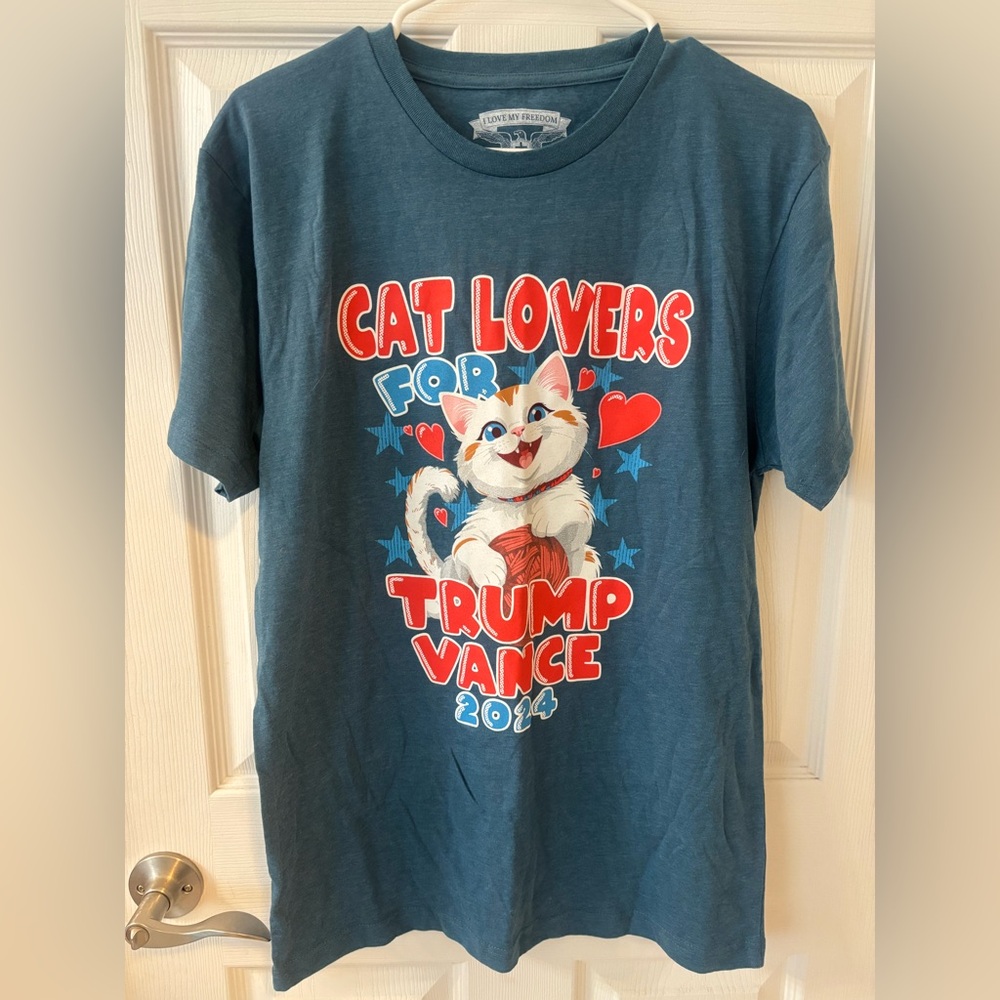 Cat Lovers For Trump Graphic T-Shirt